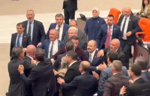Ludnica u turskom parlamentu: Tuča trajala 10 minuta, sve počelo debatom oko budžeta (VIDEO)