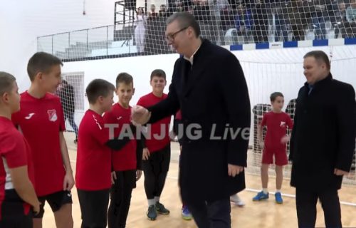 Vučić u Putincima na otvaranju sportske hale: "Hoćemo da vas čujemo i onda uradimo to što kažete"