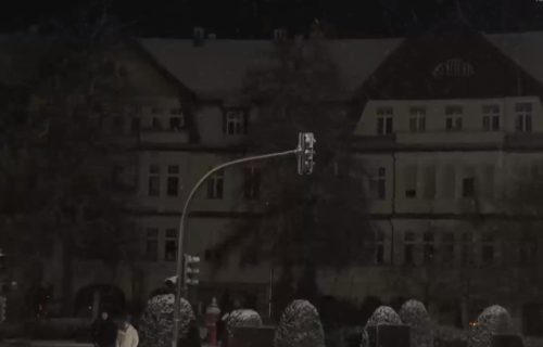 Veliki deo Berlina paralisan zbog nestanka struje: Na oglasnim tablama lepe se obaveštenja sa adresama gde građani mogu malo da se ugreju i napune telefone