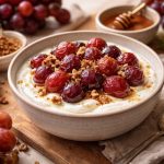 Jogurt sa pečenim grožđem i začinima: Toplo-hladni, slatko-kiseli desert koji osvaja na prvi zalogaj