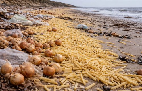 Pomfrit i luk prekrili plažu u Engleskoj: Teret sa broda završio u moru, vlasti upozoravaju građane