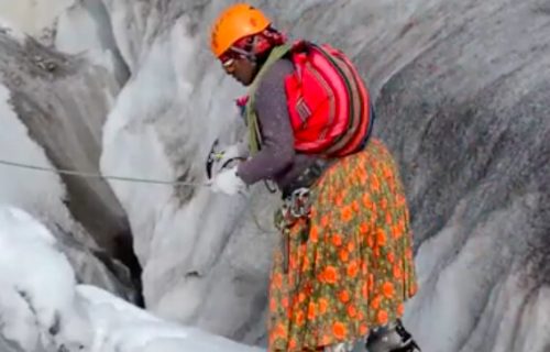 Žene planinarke iz Bolivije: U narodnoj nošnji, osvajaju strme litice Anda (VIDEO)