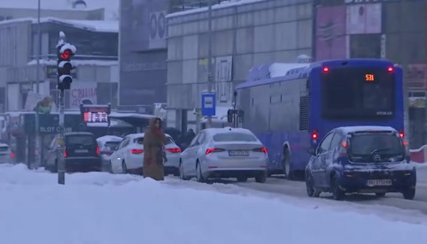 Beograd okovan snegom, pa linije javnog prevoza moraju da menjaju trase