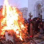 Tradicionalno paljenje Badnjaka ispred Hrama Svetog Save, vernici se okupili u velikom broju