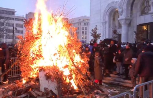 Tradicionalno paljenje Badnjaka ispred Hrama Svetog Save, vernici se okupili u velikom broju