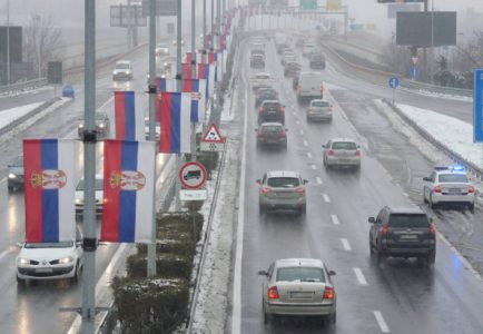 Promenljivi uslovi na putevima ovog jutra: Mokri kolovozi, pljuskovi i magla, na granici čekanje satima