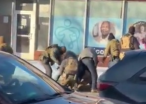 Incident u Mineapolisu: Federalni agenti oborili muškarca na pod, a onda ga upucali? (VIDEO)
