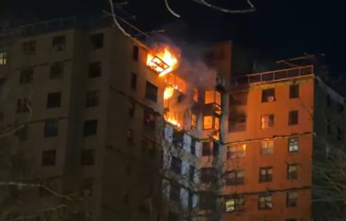 Ogromna eksplozija i požar u Njujorku: Vrh solitera u plamenu, više od 200 vatrogasaca na terenu (VIDEO)