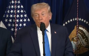 Novinarka pitala Trampa ko će kontrolisati Ormuski moreuz: “Možda ja i novi ajatolah zajedno”