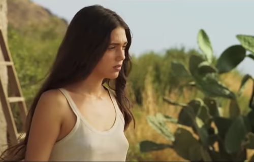 Njen svet je negde između čudovišta i potopljenih statua: Stigao je u bioskope film o Arsi koja živi na ostrvu (VIDEO)