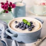 Topli doručak od svežeg sira i borovnica: Kremasto osveženje za dobro jutro (RECEPT+VIDEO)
