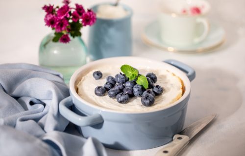 Topli doručak od svežeg sira i borovnica: Kremasto osveženje za dobro jutro (RECEPT+VIDEO)