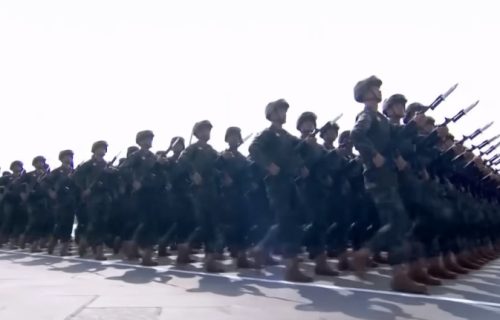 Opremljen kao u igrici: Kina predstavila "supervojnika" budućnosti i reakcije su urnebesne (FOTO)