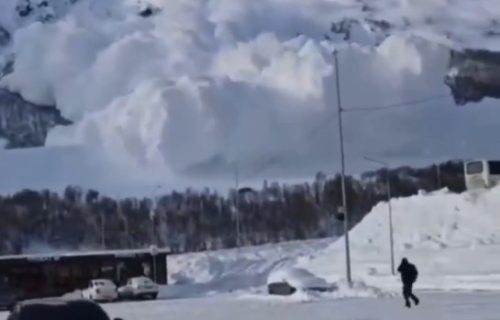 Gledali smrti u oči: Stravični snimci lavine koja guta skijalište u Rusiji, poslednje sekunde su jezive