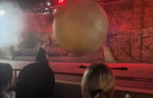 Junak bizarne nesreće pred Novu godinu: Stao pred džinovsku kuglu od 180 kg i zaštitio brdo ljudi (VIDEO)