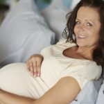 Žene starije od 40 godina, više rađaju beba od tinejdžerki: Ovakav trend zastupljen je u celom svetu