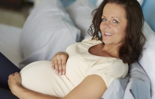Žene starije od 40 godina, više rađaju beba od tinejdžerki: Ovakav trend zastupljen je u celom svetu