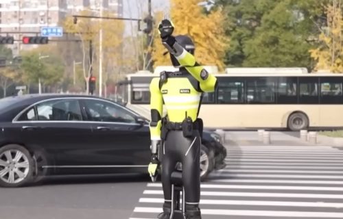 Ulazimo u svet "Robokopa": AI robo-policajci počeli da nadgledaju ulice jedne zemlje
