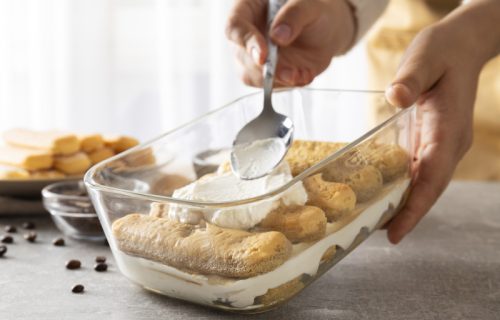 Internet poludeo za "fejk" tiramisuom sa grčkim jogurtom: Postoji jedna caka za savršen ukus (RECEPT)