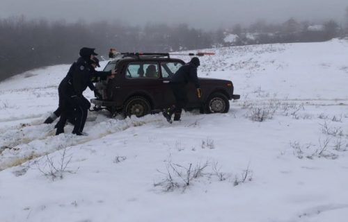 Oglasio se MUP: Policajci i vatrogasci obilaze domaćinstva i pomažu građanima u teškim uslovima (FOTO)