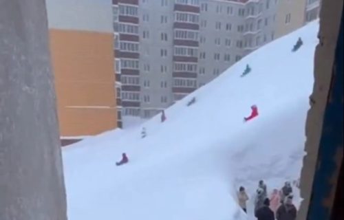 Lavine sa krovova, deca se sankaju niz zgrade: Nestvarni prizori na dalekom istoku Rusije (VIDEO)