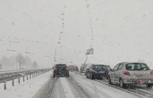 Na putevima do 5 cm snega: Važan apel vozačima i spisak najkritičnijih deonica