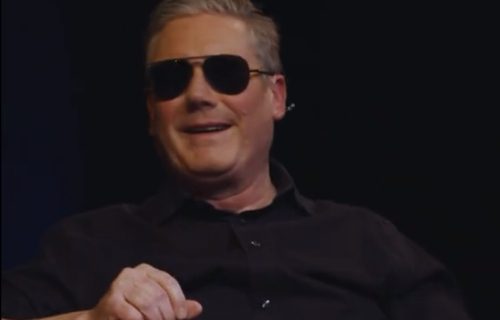 Starmer imitirao Makrona: Stavio naočare za sunce, pa uzviknuo "bonžur" (VIDEO)