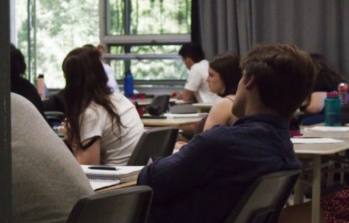 Generaciji Z se crno piše? Prva u istoriji koja kognitivno zaostaje za prethodnom, stručnjaci zabrinuti