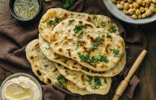 Naučite da pravite naan: Indijski hlepčići od jogurta i brašna (RECEPT+VIDEO)