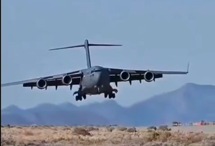 Misterija u Rusiji: Američki vojni avion C-17A sleteo na aerodrom Vnukovo u Moskvi
