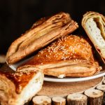 Hrskavi burek,ručno rađen: Neobičnog oblika, ali jednako ukusan (RECEPT +VIDEO)