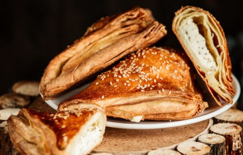 Hrskavi burek,ručno rađen: Neobičnog oblika, ali jednako ukusan (RECEPT +VIDEO)