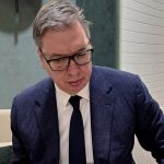 Vučić objavio fotografiju sa novinama iz Davosa: "Politika je politika, a sad da vidimo od čega se živi"