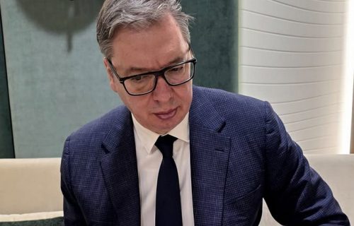 Vučić objavio fotografiju sa novinama iz Davosa: "Politika je politika, a sad da vidimo od čega se živi"
