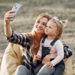 Novi pravni trend: Tinejdžeri dobijaju pravo da kontrolišu svoje fotografije na internetu