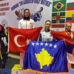 Skandal takmičarke tzv. Kosova: Prekrila srpsku trobojku zastavom lažne države na podijumu (VIDEO)