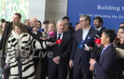 Vučić na prezentaciji AGIBOT robota: "Zadivljen sam, ali ovo čoveka malo i uplaši" (VIDEO)