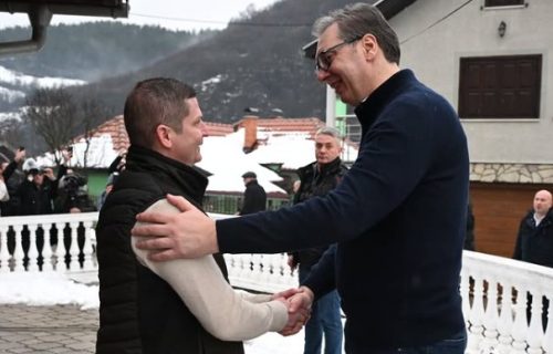 "Ljudi pronalaze razlog da se vrate u svoju zemlju": Vučić posetio porodicu Simeonović u Jasikovu (FOTO)