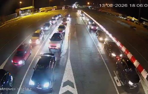 AMSS: Teretnjaci na Batrovcima na izlazu iz Srbije čekaju pet sati, automobili pola sata