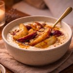 Topli jogurt sa pečenim voćem i kardamomom: Desert koji je dobro da pojedete pre spavanja (RECEPT)