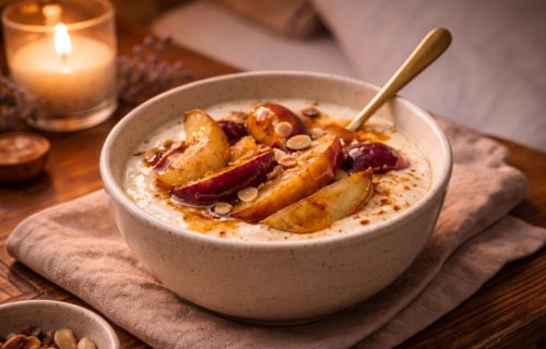 Topli jogurt sa pečenim voćem i kardamomom: Desert koji je dobro da pojedete pre spavanja (RECEPT)