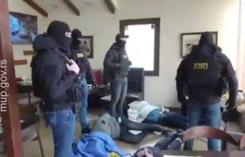 Oglasio se MUP o velikom hapšenju u Beogradu: Zaplenjeno 8 kg kokaina, snajperska puška i još oružja