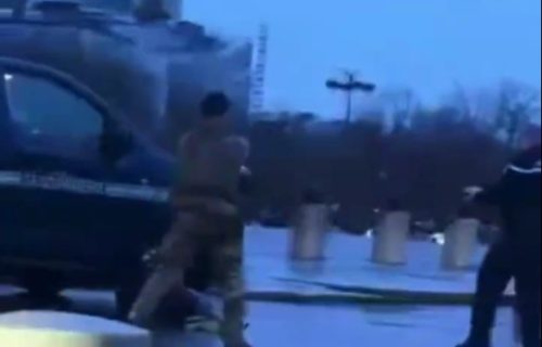 Dramatično veče u Parizu: Muškarac napao policajca nožem, pucnjava kod Trijumfalne kapije