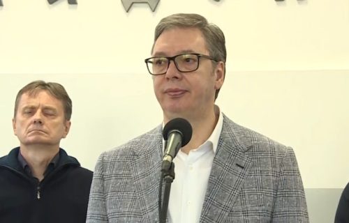 Vučić u Gimnaziji u Mladenovcu: "Uložili smo tri miliona evra, brinemo o deci i rešavamo probleme"
