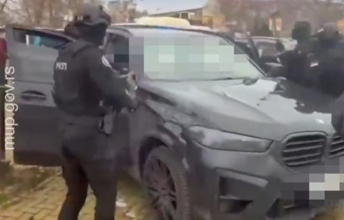 Pripadnici UKP ga izvukli iz BMW-a: Ovako je uhapšen mladić u Novom Sadu, sumnja se da je "Vračarac"