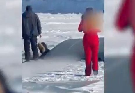 Snimak obišao svet: Autobus pun turista propao kroz led Bajkalskog jezera (UZNEMIRUJUĆI VIDEO)