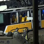 UZNEMIRUJUĆE! Tramvaj uleće u krivinu, izleće iz šina i udara u izlog: Isplivao snimak nesreće u Milanu