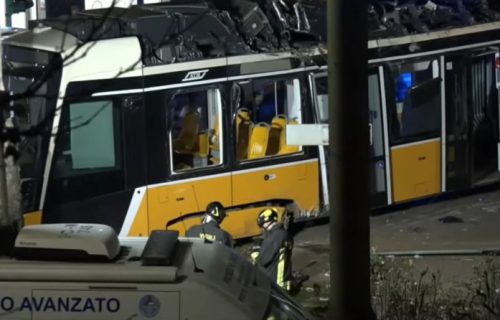 UZNEMIRUJUĆE! Tramvaj uleće u krivinu, izleće iz šina i udara u izlog: Isplivao snimak nesreće u Milanu