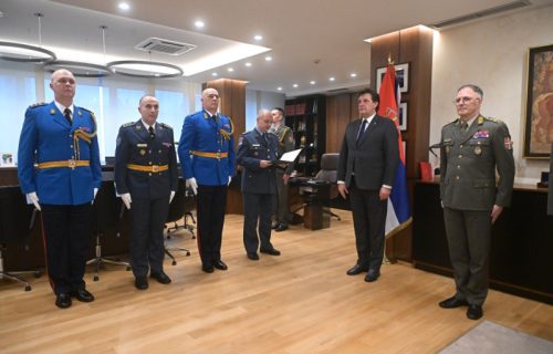 Gašić uručio oficirima Vojske Srbije ukaze o unapređenjima i postavljenjima na nove dužnosti (FOTO)