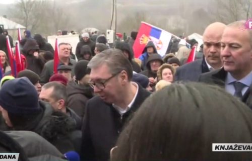 Vučić u selu Sastavak kod Knjaževca građanima obećao nove puteve, mobilnu ambulantu i fabrički pogon (FOTO+VIDEO)